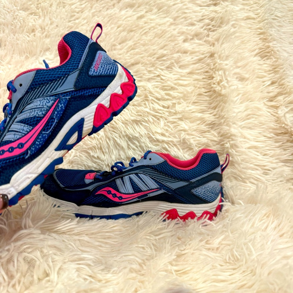 NWOB never worn Saucony Excursion Trail Colors blue and pink size 7. Sneakers